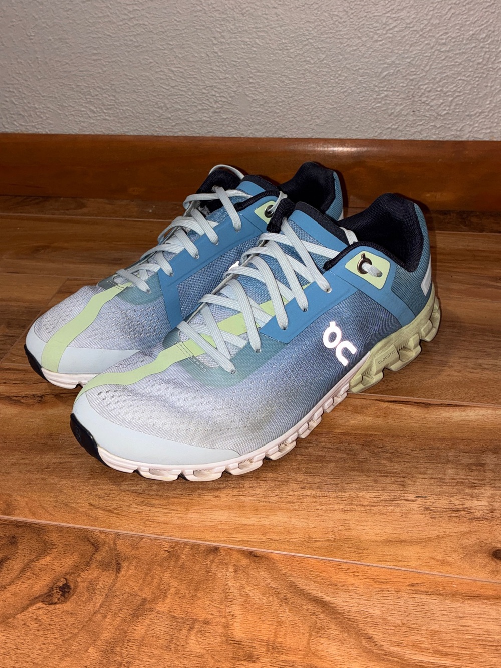 On Cloud Women’s CloudFlow Sneakers, blue & green - size 8